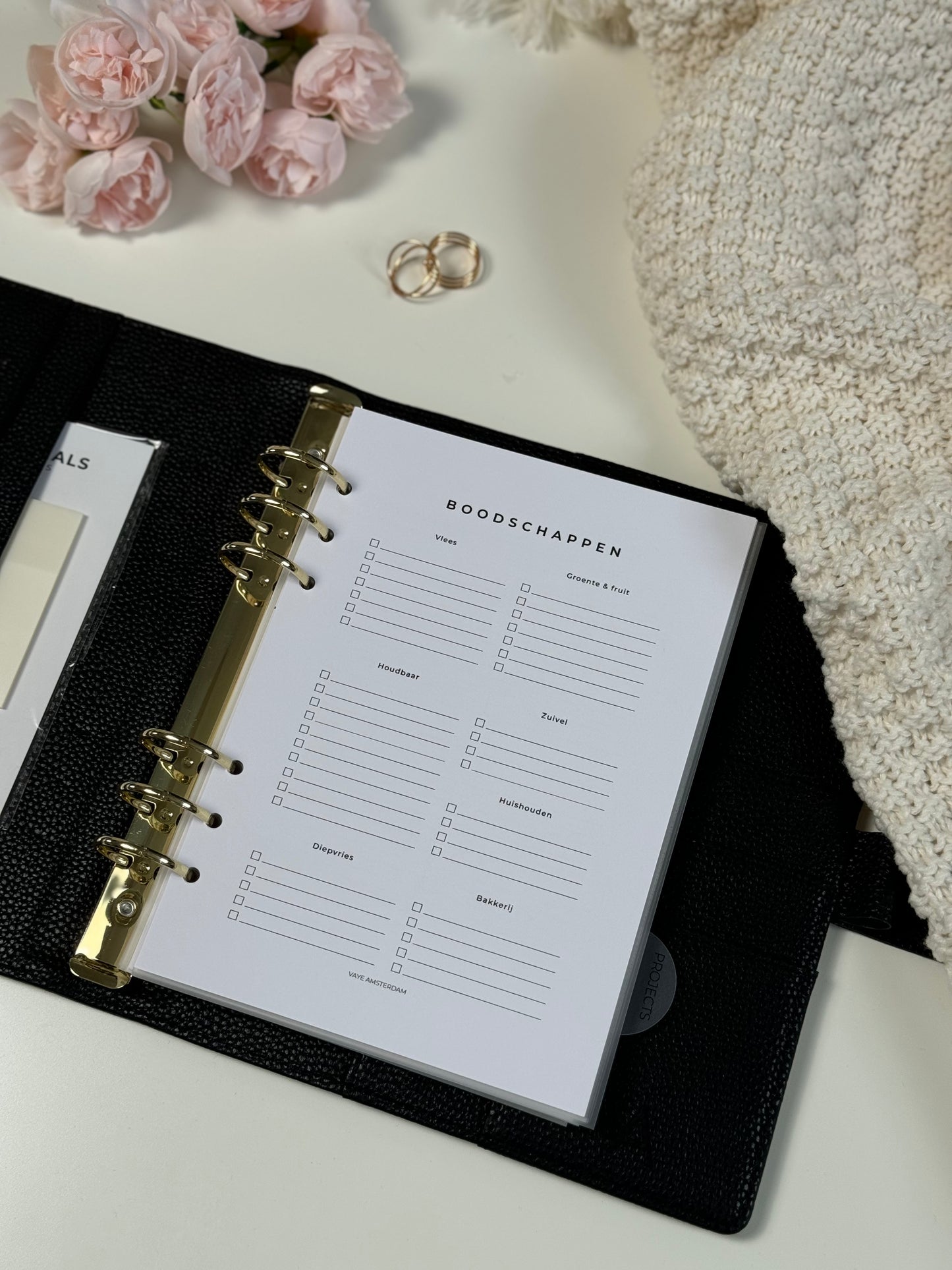 Een overzichtelijke boodschappenlijst planner met een strak en minimalistisch ontwerp. Bovenaan staat de titel 'Boodschappenlijst' in een duidelijk leesbaar lettertype. Daaronder zijn categorieën zoals 'Groenten & Fruit,' 'Zuivel,' 'Vlees & Vis,' en 'Overige' weergegeven, elk met voldoende ruimte om boodschappen op te schrijven. De lijst heeft een eenvoudige indeling met alleen tekst en lijnen, zonder extra elementen zoals checkboxes of uitgavenvelden, wat zorgt voor een rustige en praktische uitstraling. I