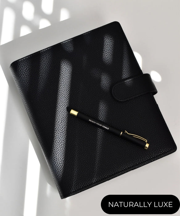 Luxe zwarte A5 cash stuffing binder met ringen en drukknoopsluiting, ideaal voor het organiseren van transparante enveloppen.