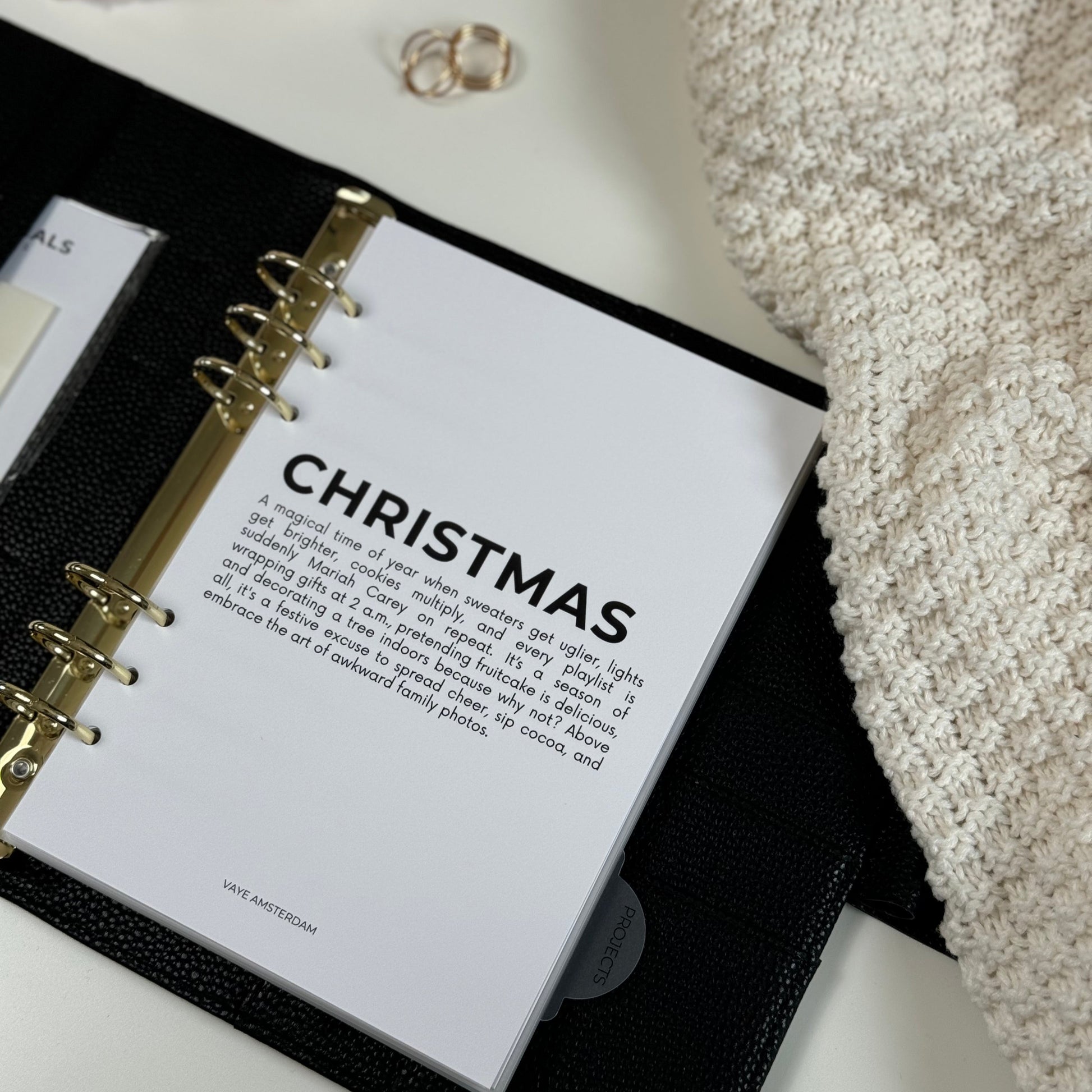 "Een minimalistisch zwart-wit kerstplanner dashboard met een elegante, strakke uitstraling. In het midden staat een inspirerende quote in eenvoudige, moderne letters: 'It's the most wonderful time of the year.' De achtergrond is helderwit, met alleen zwarte typografie, zonder illustraties of extra decoraties. Het ontwerp is puur en subtiel, met een luxe uitstraling die rust en verfijning uitstraalt. Dit dashboard heeft een tijdloze look en creëert een stijlvolle en serene sfeer voor de feestdagen."