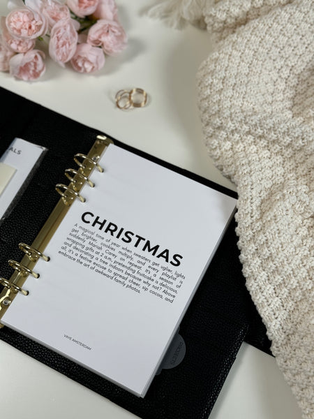 "Een minimalistisch zwart-wit kerstplanner dashboard met een elegante, strakke uitstraling. In het midden staat een inspirerende quote in eenvoudige, moderne letters: 'It's the most wonderful time of the year.' De achtergrond is helderwit, met alleen zwarte typografie, zonder illustraties of extra decoraties. Het ontwerp is puur en subtiel, met een luxe uitstraling die rust en verfijning uitstraalt. Dit dashboard heeft een tijdloze look en creëert een stijlvolle en serene sfeer voor de feestdagen."