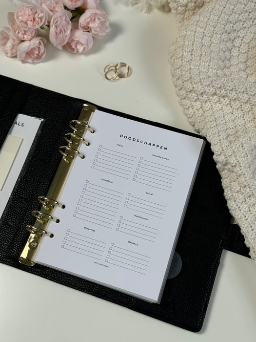 Een overzichtelijke boodschappenlijst planner met een strak en minimalistisch ontwerp. Bovenaan staat de titel 'Boodschappenlijst' in een duidelijk leesbaar lettertype. Daaronder zijn categorieën zoals 'Groenten & Fruit,' 'Zuivel,' 'Vlees & Vis,' en 'Overige' weergegeven, elk met voldoende ruimte om boodschappen op te schrijven. De lijst heeft een eenvoudige indeling met alleen tekst en lijnen, zonder extra elementen zoals checkboxes of uitgavenvelden, wat zorgt voor een rustige en praktische uitstraling. I