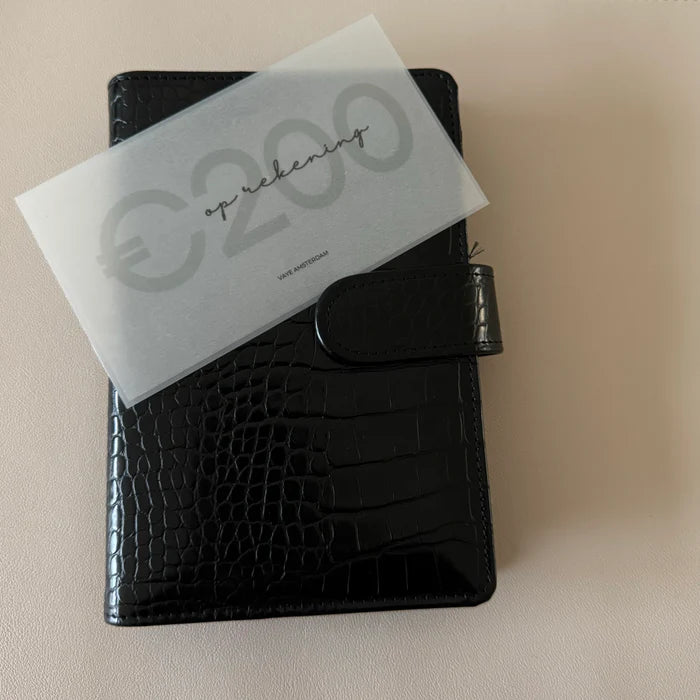Een minimalistische placeholder voor cash stuffing, gemaakt van doorzichtig vellum en bedrukt met een subtiele opdruk van '€200' in een eenvoudig, modern lettertype. Het ontwerp is strak en zonder extra decoraties, wat een rustige en elegante uitstraling geeft. De doorzichtige kwaliteit van het vellum zorgt ervoor dat het geld erachter lichtjes zichtbaar is, terwijl het bedrag duidelijk herkenbaar blijft. Deze placeholder is ideaal voor georganiseerde en stijlvolle cash stuffing.