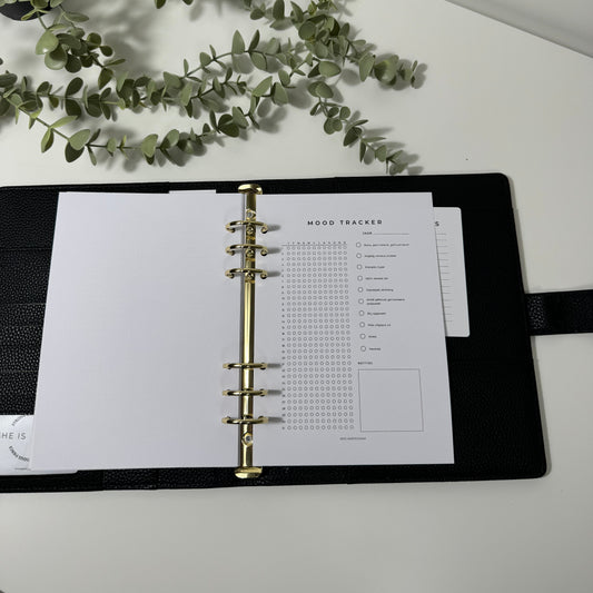 mood tracker in zwarte a5 binder